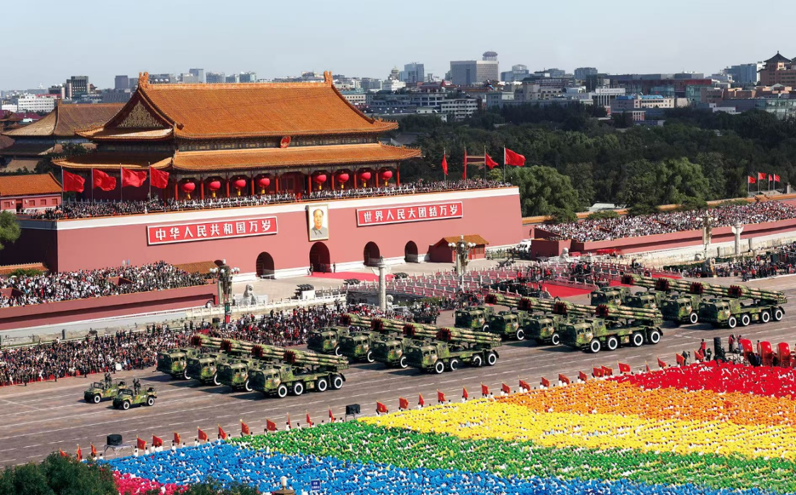 中国70分钟大阅兵，全球屏息瞩目！背后藏三大战略意图，震动世界